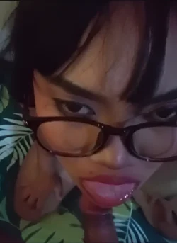 Bokep Indo | Cewe BO Kacamata Nyepong Croot Mulut