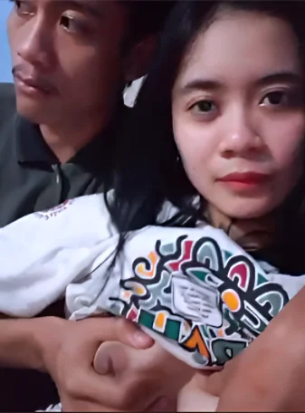 Bokep Indo | Remes Kenyut Toket Ayang di Ruang Tamu