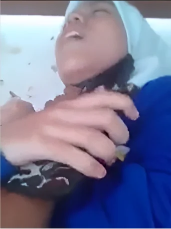 Bokep Indo | Hijab Bociel Sempit Kesakitan di Masukin Konti