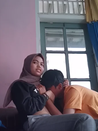 Bokep Indo | Bociel Minta Nenen di Ruang Tamu