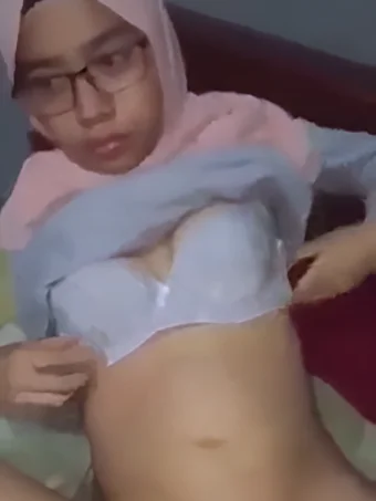 Bokep Indo | Ukthy Sampai Lepas Hijab Saking Panasnya