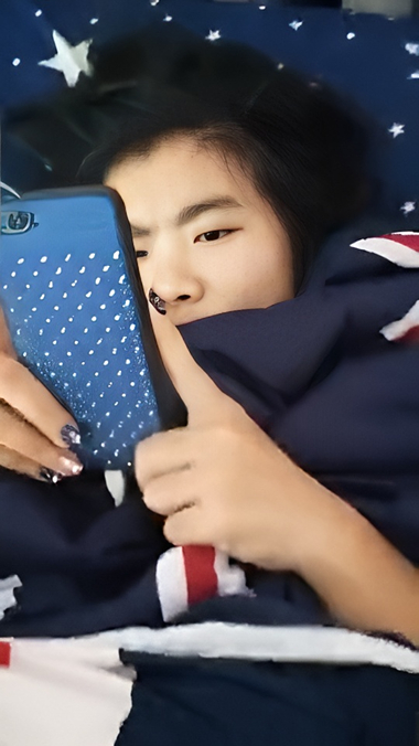 Bokep Indo | Genjot Adek Yang Lagi Asik Main Hp