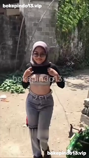 Bokep indo – Yang Lagi Viral Jilbab Ngews Di Depan Rumah