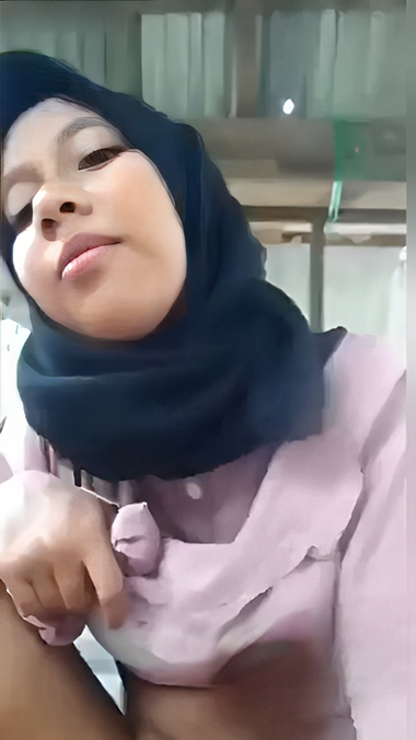Bokep Indo | ABG Hijab Ngewe Siang Bolong Di Gubuk