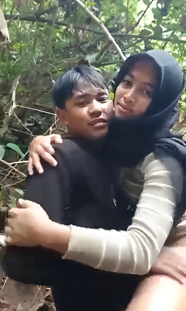 Hijab Viral Ngabuburit Di Hutan