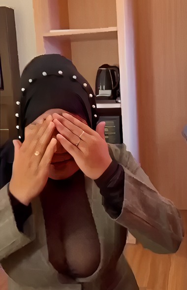 Tante Yona Vs Brondong