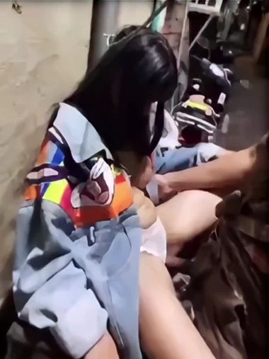 Pasangan Mabok Nekat Main di Gang Kampung 