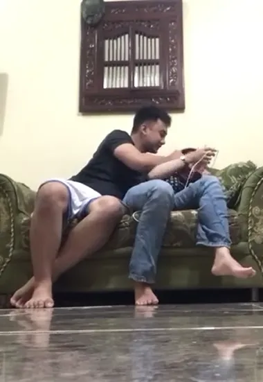 Di Ruang Tamu Mumpung Sepi