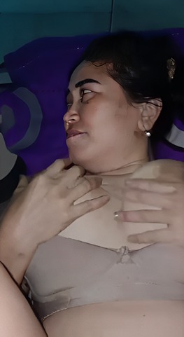 Tergoda Dengan Toket Ibu Mertua Sendiri