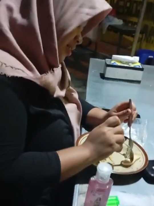 Gegara Hujan Jadi Check In Bareng Bude