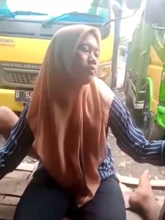 Jadi Bahan Gangbang Supir Truck